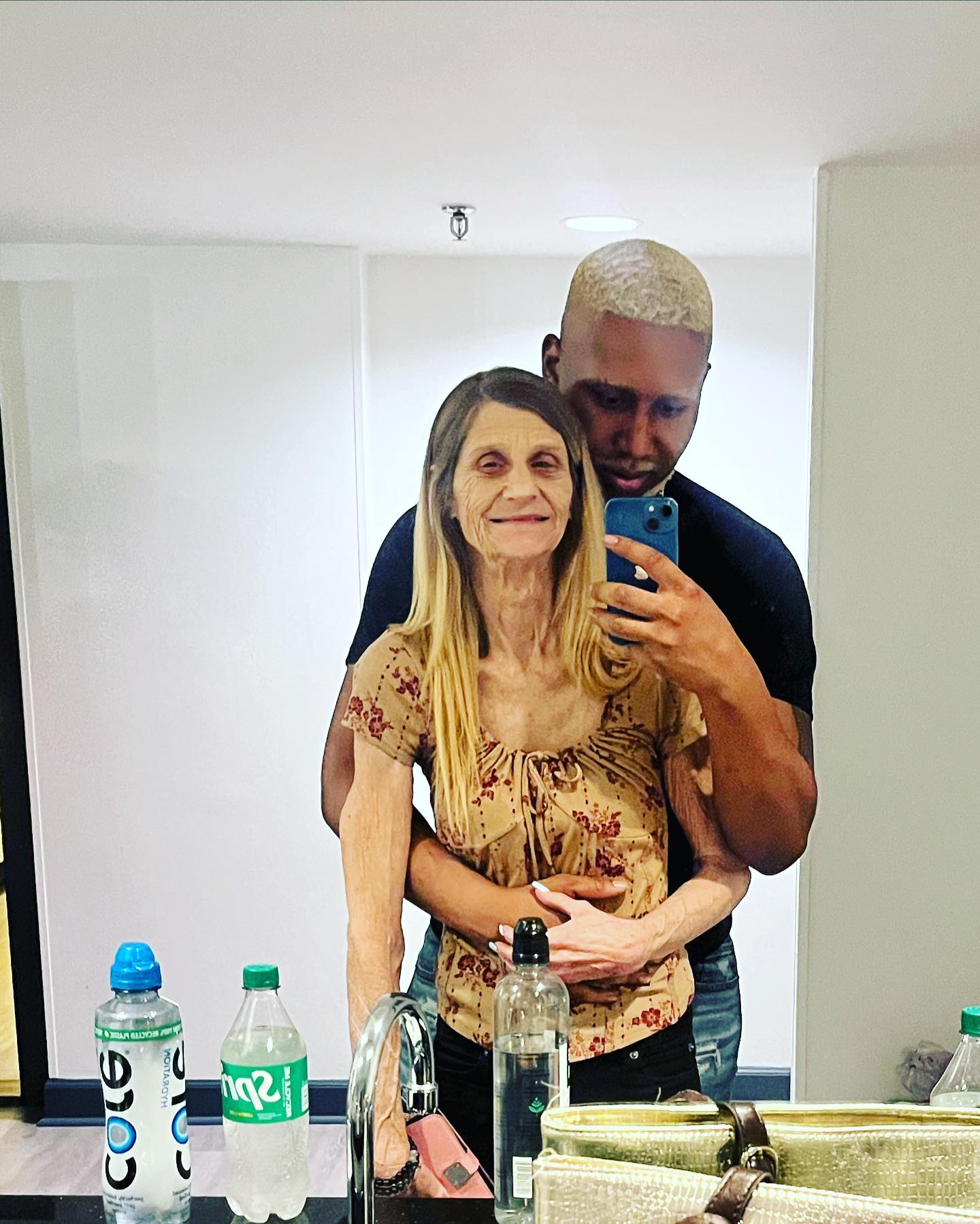 63-летняя женщина, вышедшая замуж за 26-летнего парня, готовится стать мамой